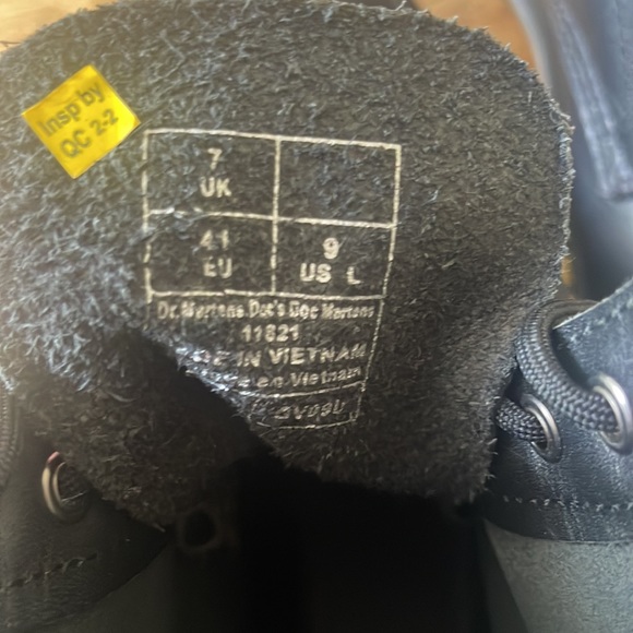 NWOT Women’s Dr. Martens 1460 - Picture 3 of 4